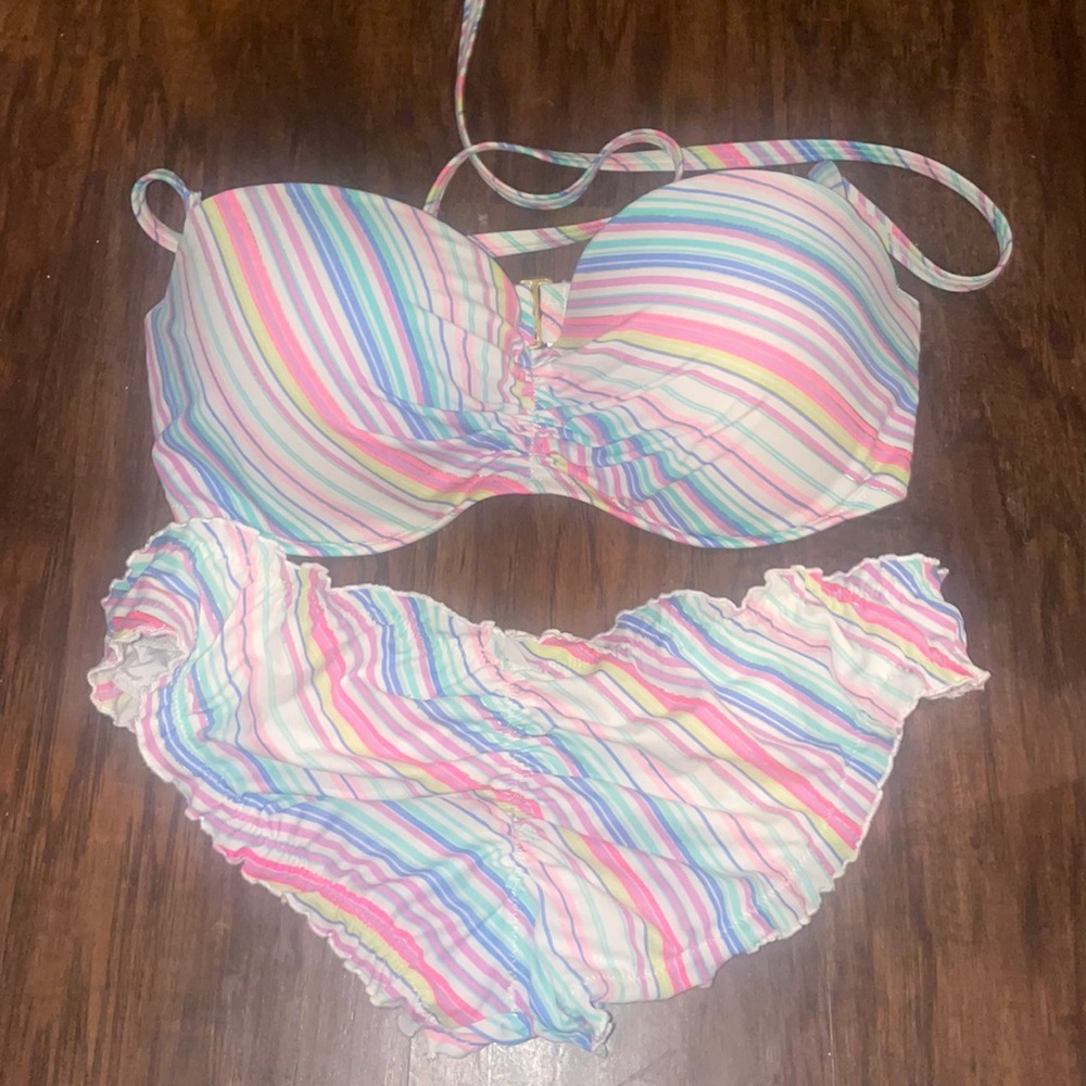 Victoria secret bathing suit 34 DD fits like a 34 D Victoria secret bathing suit